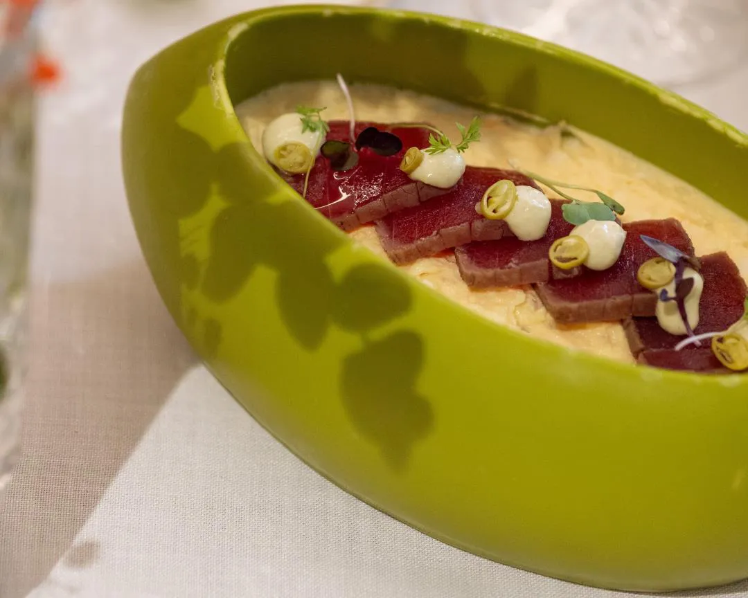 wEnsaladilla rusa tradicional con atún marinado en vino Manzanilla y mahonesa de encurtidos