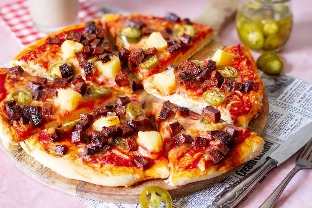 web_Pizza_Veganuary_de_bacon_crujiente_y_jalapenos_Sebastian_Schwarz-Simply_Vegan-4